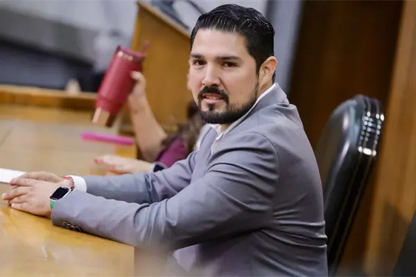 Fernando Aguirre entrega kits de limpieza en el panteón Topo Chico por Día de Muertos Fernando Aguirre entrega kits de limpieza en el panteón Topo Chico por Día de Muertos