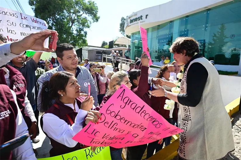 imagen recuadro Gobernadora del Edomex entregando apoyo a Mujeres. Foto: X @delfinagomeza