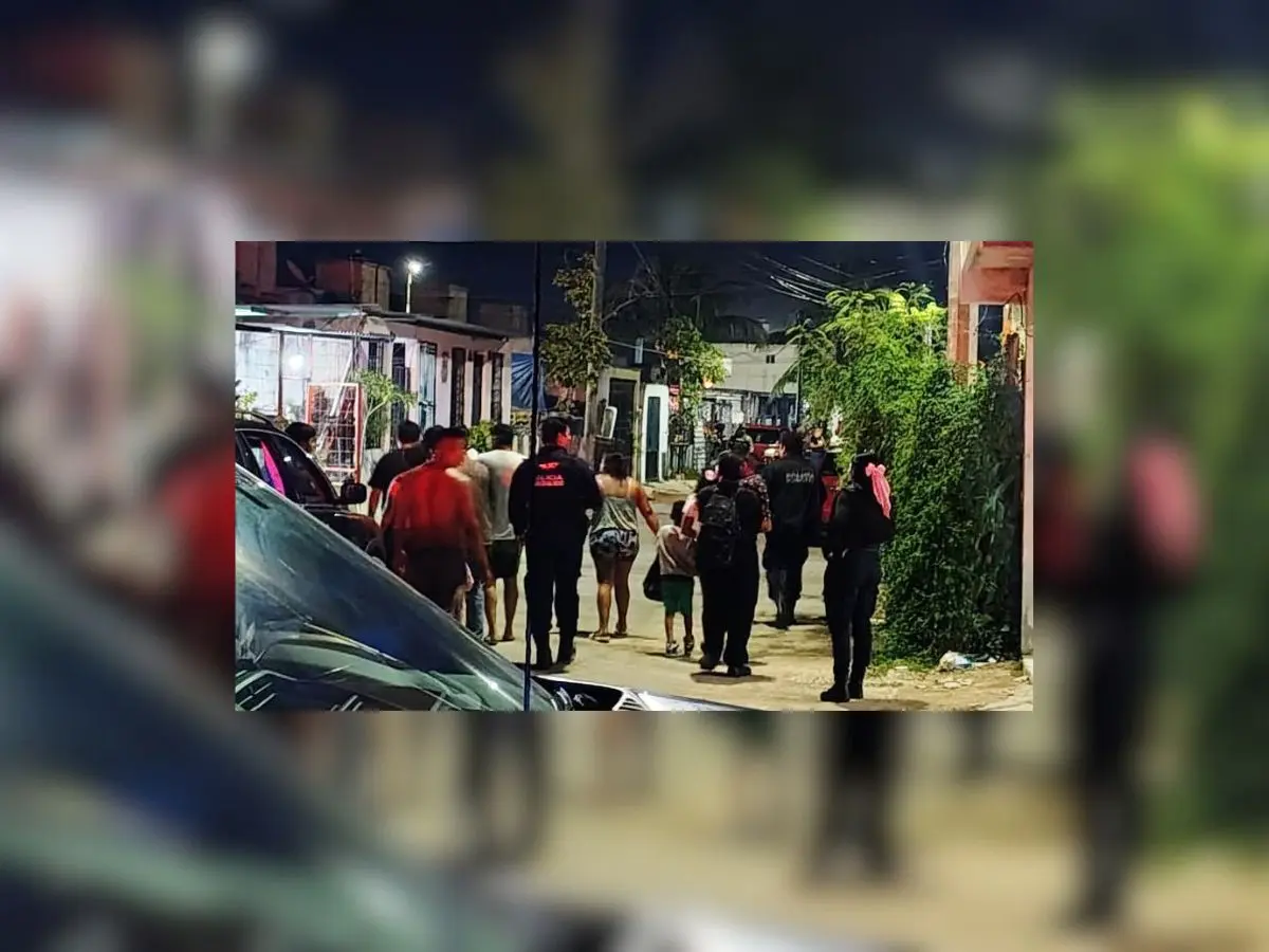 Cancún volvió a teñirse de rojo debido a la inseguridad que se vive en el polo turístico por la ejecución de dos menores de edad quienes convivían en una reunión familiar la noche del pasado domingo.- Fuente Mayab Noticias