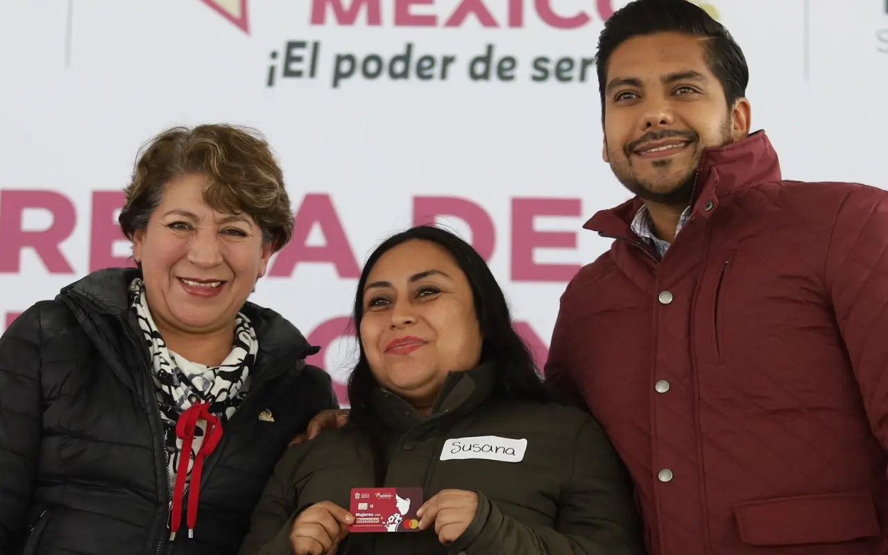 Entrega de tarjetas en el municipio de Nezahualcóyotl. Foto: X/ @delfinagomeza (Canva)