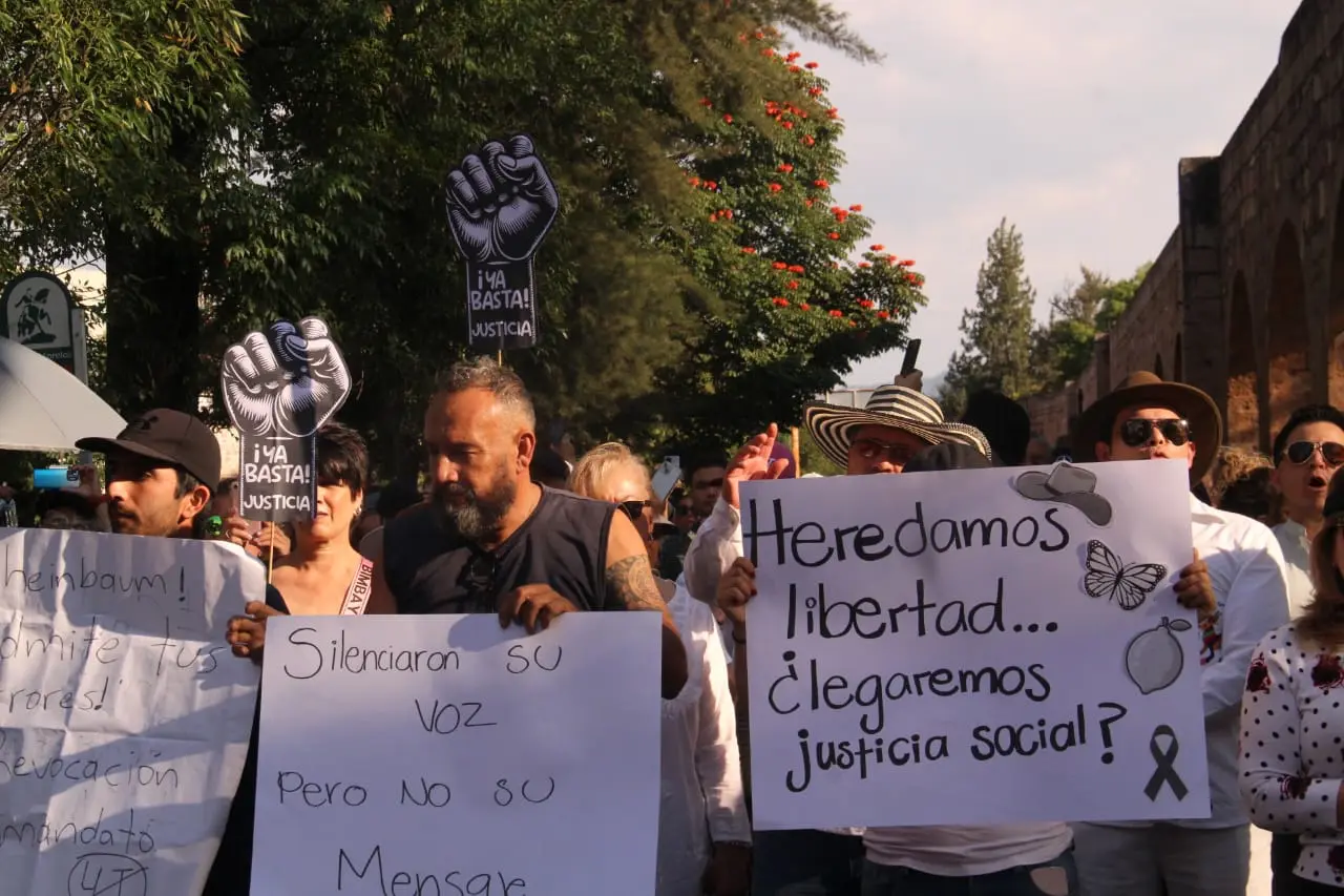 Marchan en Morelia para exigir justicia por asesinato Carlos Manzo. Foto: X (@vozmichoacan)
