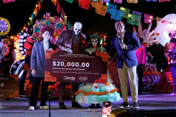 Manuel Guerra Cavazos celebra el éxito del Festival de la Catrina en García