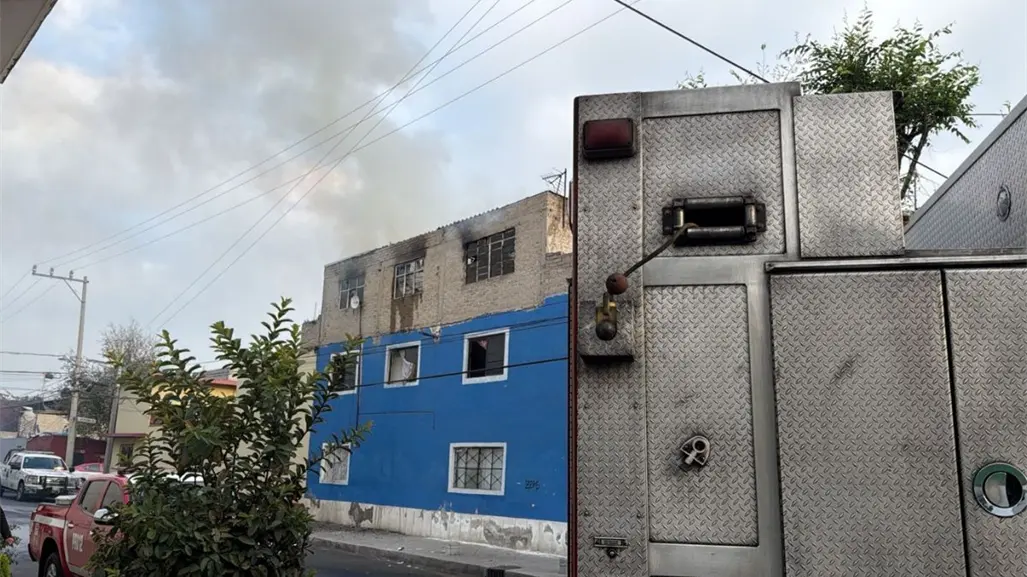 FOTOS | Tres incendios simultáneos despiertan a la CDMX a causa de veladoras y cortos circuitos