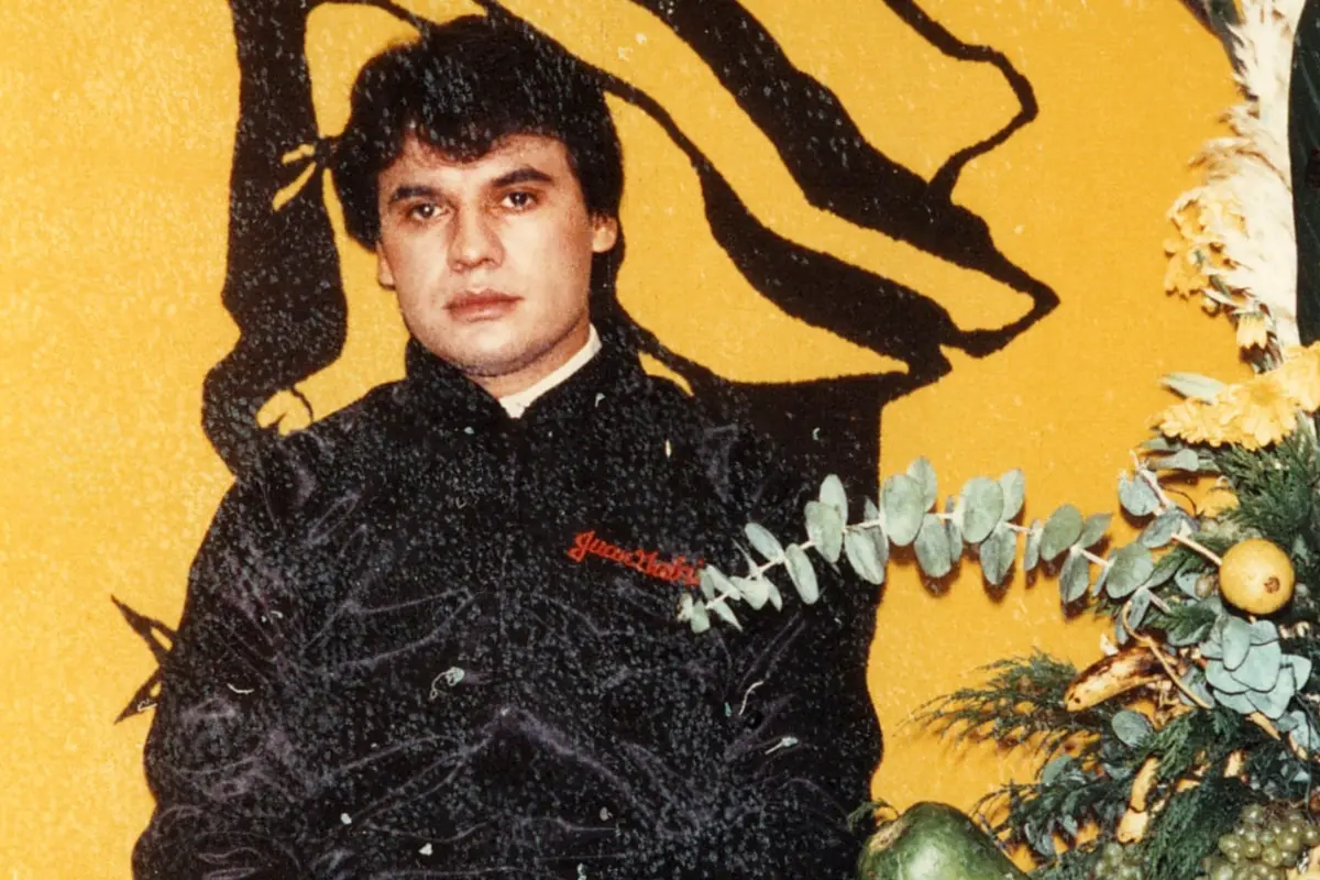 Juan Gabriel: el Divo detrás del mito, entre heridas, amistades y su familia elegida (Foto: IG @soyjuangabriel / Canva)