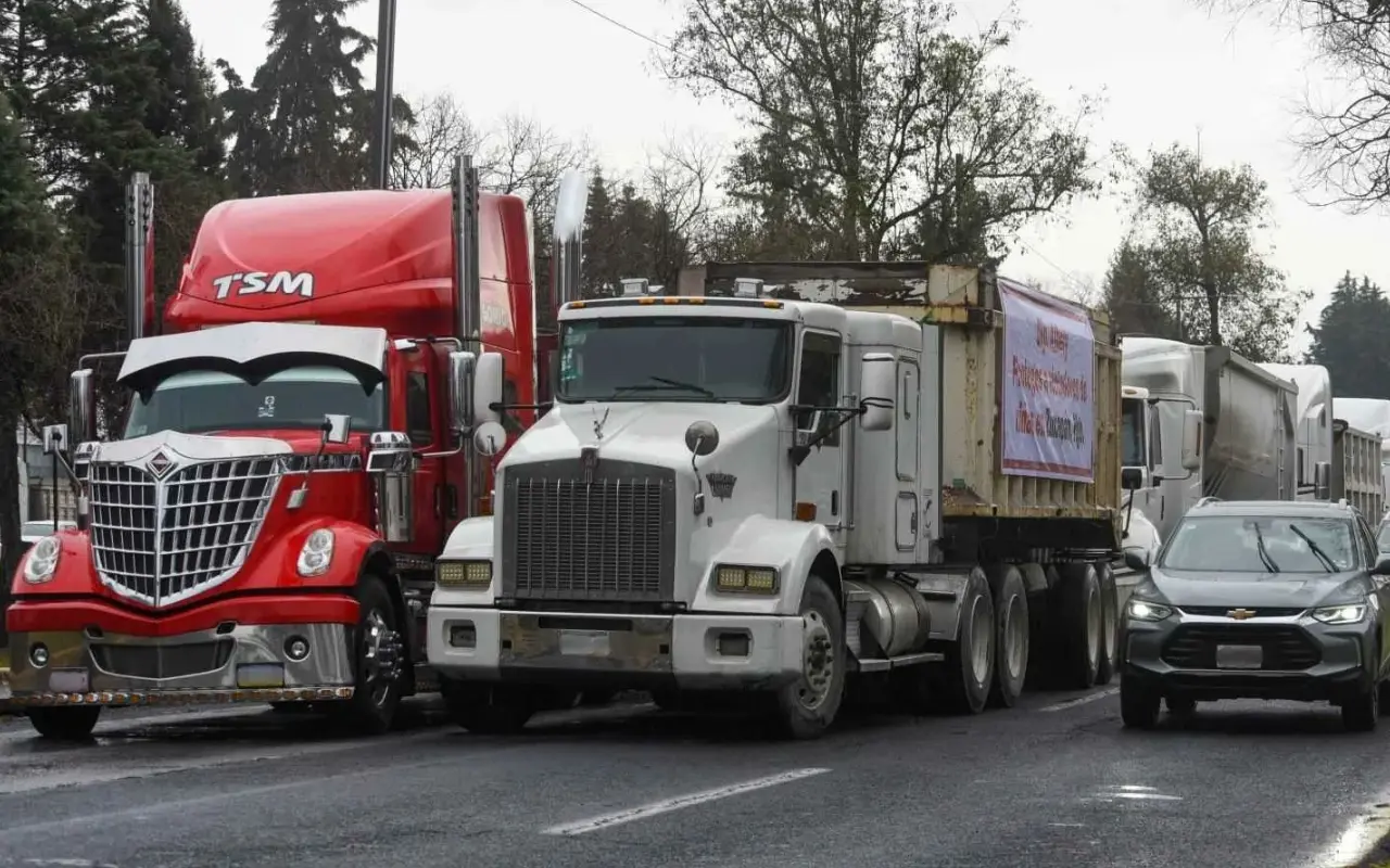 Transportistas mexiquenses partieron desde distintos puntos del Estado de México rumbo a la CDMX para exigir seguridad. Foto: X/ @GlobalAhora (Canva)