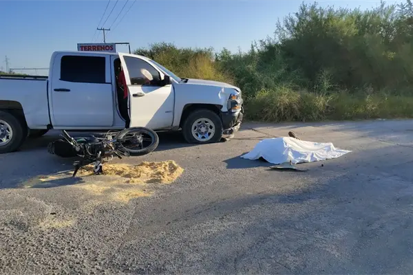 Motociclista muere al impactar patrulla de la FGJE sobre carretera Victoria-Matamoros