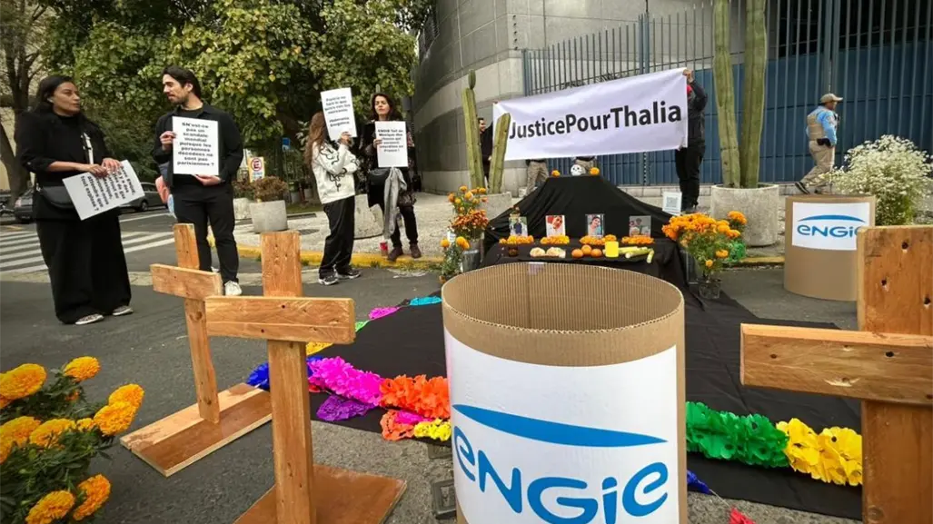 Exigen justicia para víctimas de explosiones de gas natural Engie: colocan ofrenda frente a la Embajada de Francia