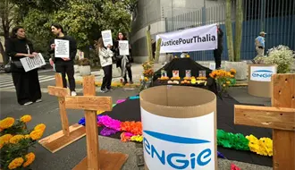 Exigen justicia para víctimas de explosiones de gas natural Engie: colocan ofrenda frente a la Embajada de Francia