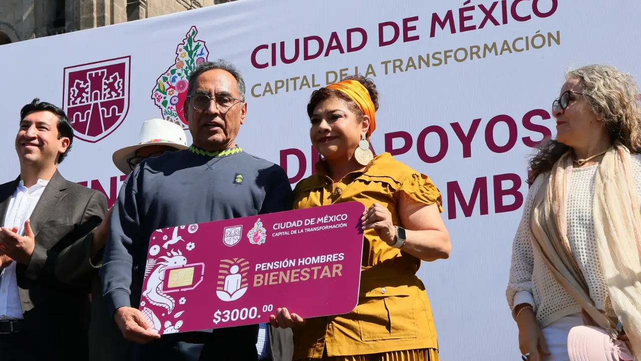 Clara Beugada entregando apoyo económico. Foto: x @ClaraBrugadaM