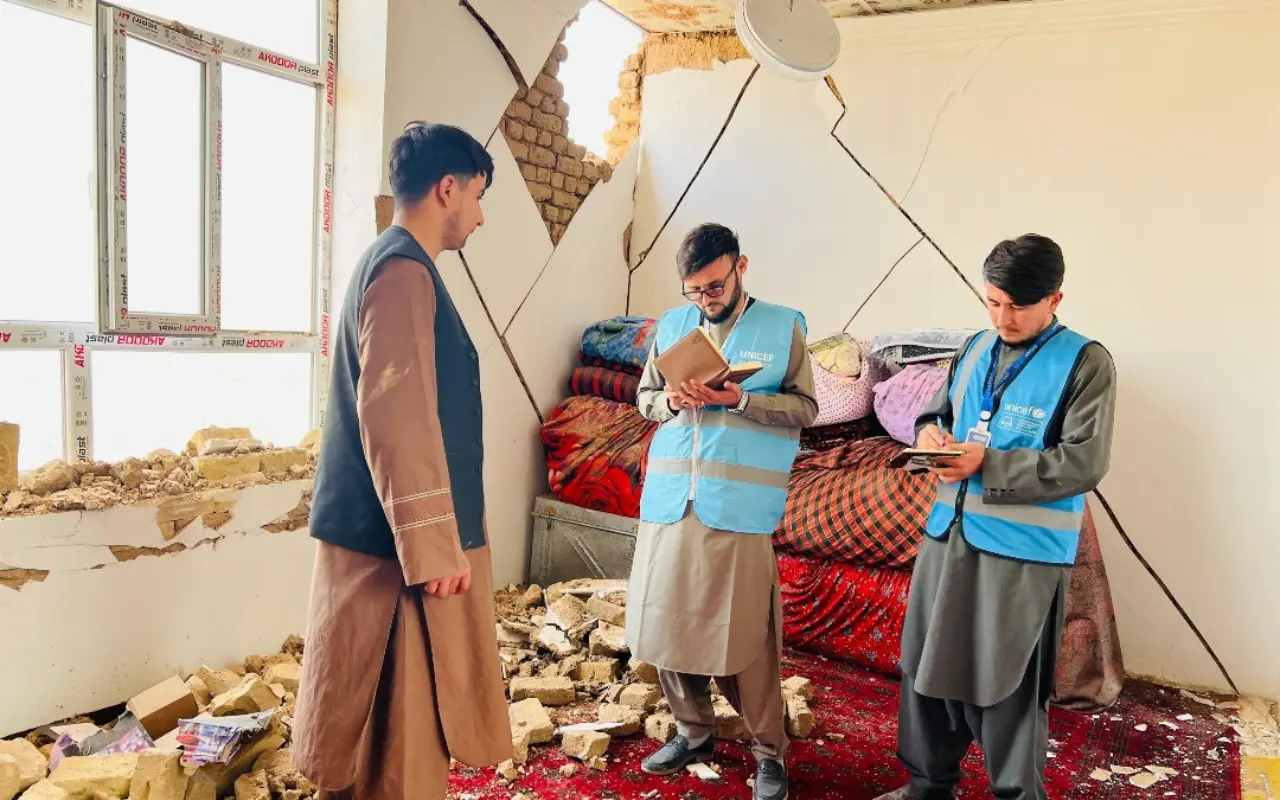 Miembros de UNICEF registrando daños en Afganistán. Foto: X (@TajudeenOyewale)