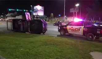 VIDEO | Vuelca patrulla de la Policía Preventiva en el cruce de Bulevar Colosio y Jesús García
