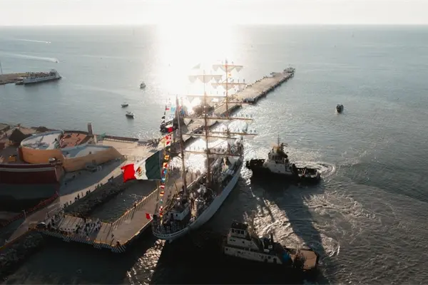 Buque Escuela Cuauhtémoc: reencuentro de familias en el arribo a Progreso