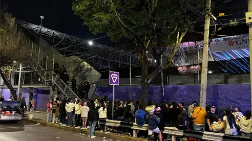 Policías desalojan a fans que no alcanzaron boletos para Bad Bunny Policías desalojan a fans que no alcanzaron boletos para Bad Bunny