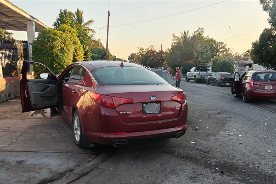 Aparatoso choque en la colonia Guerrero en La Paz deja daños y señalética sobre el suelo
