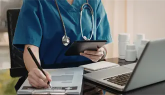 Maestría en enfermería con orientación gerontológica: qué evaluar antes de inscribirte