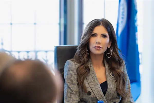 Condenan a ladrón que robó bolso a Kristi Noem, ex secretaria de Seguridad Nacional de EU