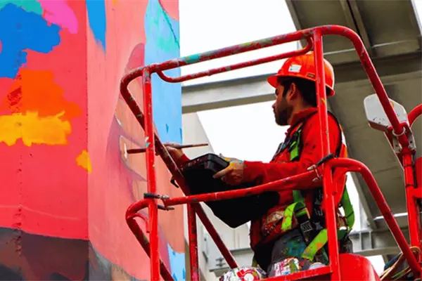 Arte urbano en Nuevo León: Daniel Ramírez transforma el Metro con murales únicos