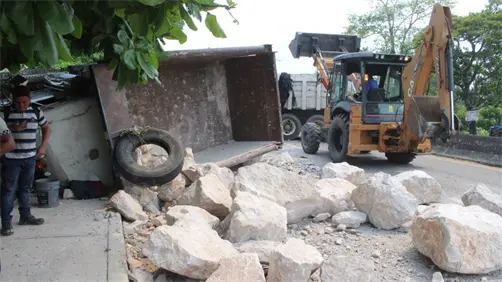 Camión cargado con piedras choca y destroza 5 autos en Tabasco | VIDEO