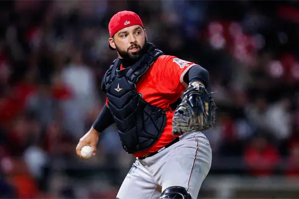 Julián León refuerza la receptoría de los Leones de Yucatán