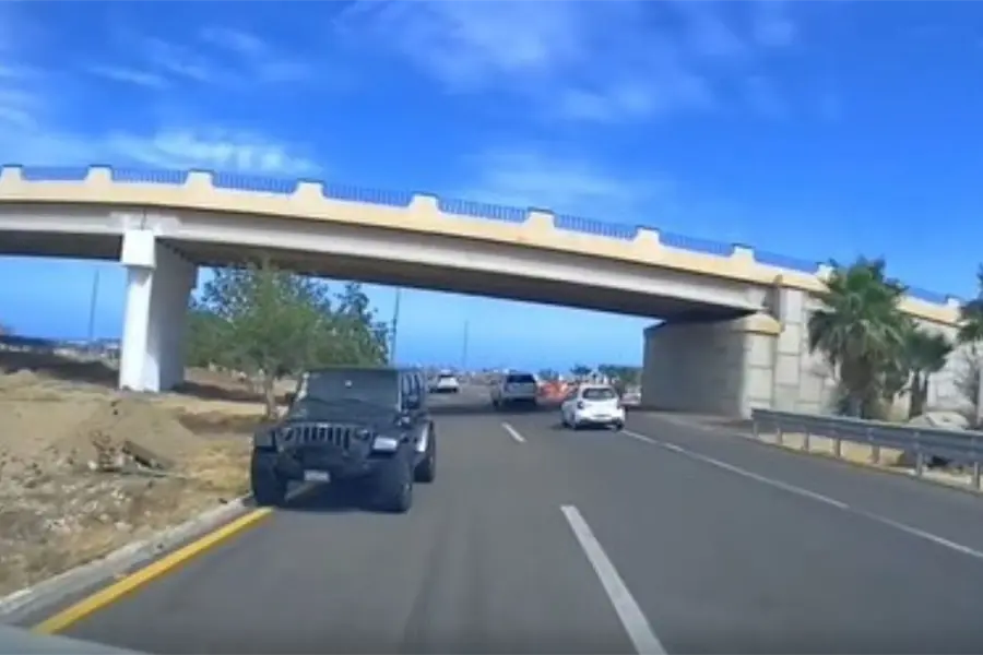 VIDEO | Graban a Jeep en sentido contrario por la Glorieta de las Mujeres Libres de Los Cabos