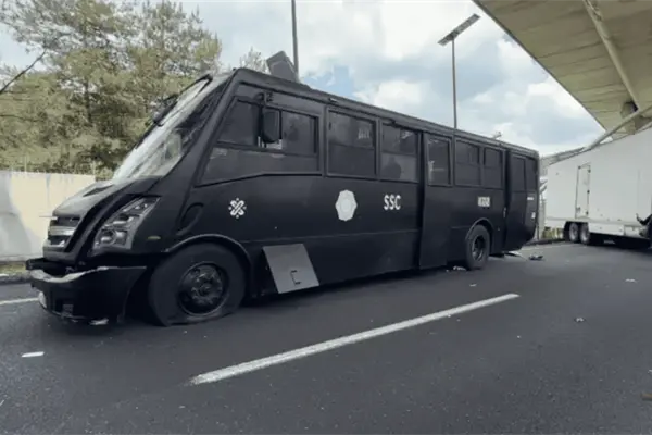 Bloqueo de normalistas termina en disturbios y daños en la caseta México-Cuernavaca Bloqueo de normalistas termina en disturbios y daños en la caseta México-Cuernavaca