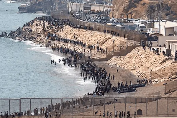 Ceuta vive fuerte presión migratoria desde Marruecos y España moviliza al Ejército para reforzar control fronterizo Ceuta vive fuerte presión migratoria desde Marruecos y España moviliza al Ejército para reforzar control fronterizo