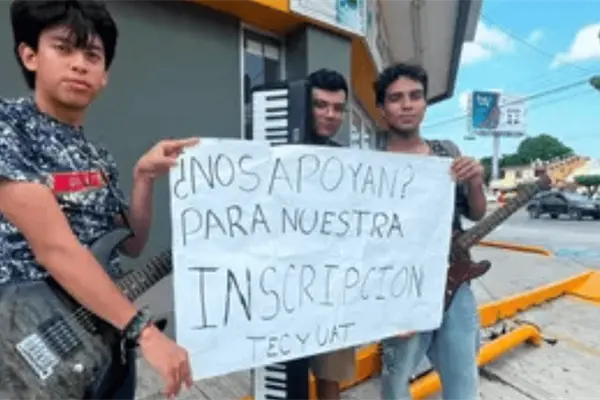 3 amigos tocan afuera del OXXO para pagar la universidad en Tampico 3 amigos tocan afuera del OXXO para pagar la universidad en Tampico