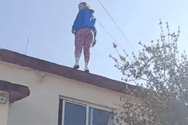 VIDEO | Mujer sobrevive a caída de 5 metros de alto tras lanzarse de la azotea de su vivienda en Metepec VIDEO | Mujer sobrevive a caída de 5 metros de alto tras lanzarse de la azotea de su vivienda en Metepec