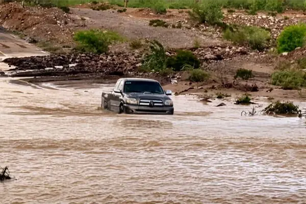 VIDEO | Conductores desafían la corriente del arroyo El Portón para cruzar tras las lluvias en Comondú