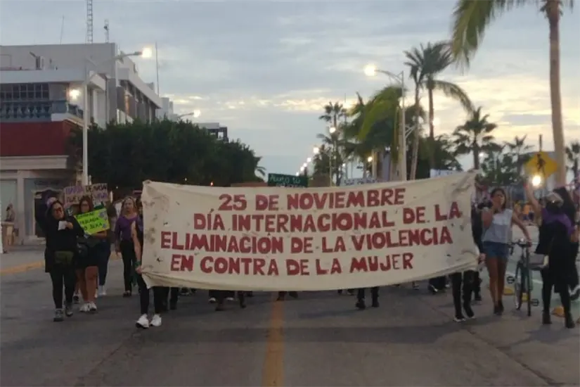 Marchan mujeres en La Paz contra la violencia en el 25N - POSTA México